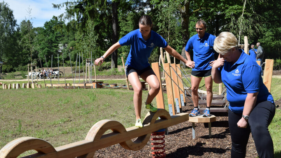 Drei Personen bei sonnigem Wetter im Fitness und Motorikpark Bad Elster