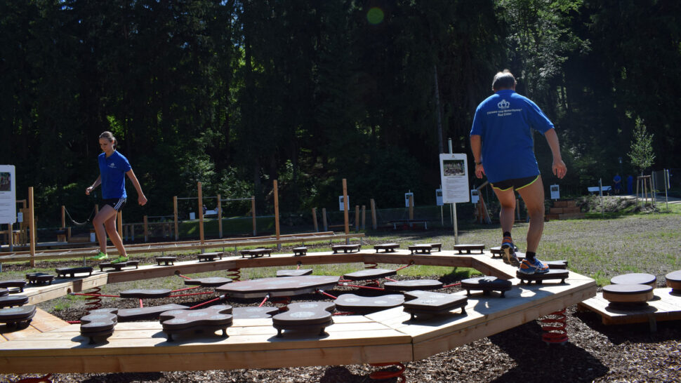 Eine Frau und ein Mann auf einem Gleichgewichtstrainer