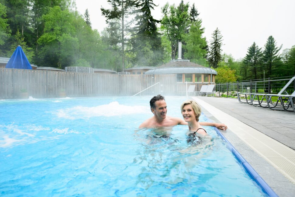 Ein Paar im Außen-Schwimmbecken der Badelandschaft Bad Brambach