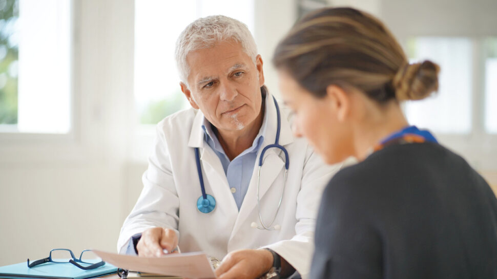 Ein Arzt spricht mit einer Patientin