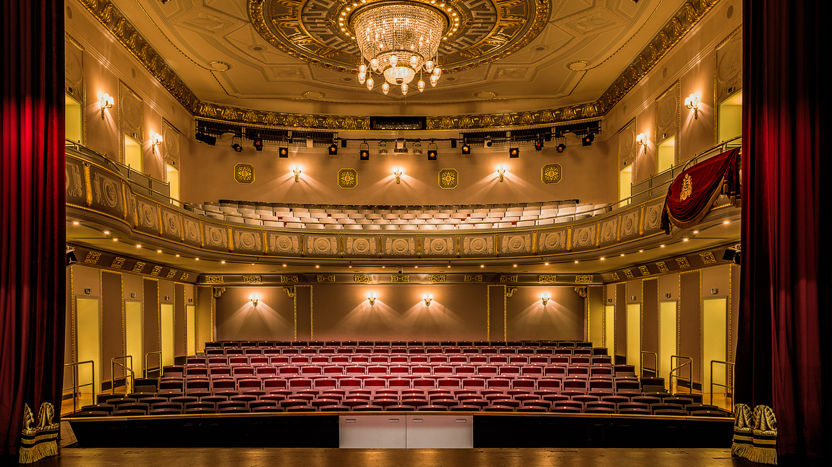 König Albert Theater Bad Elster Innenansicht von der Bühne auf die Sitze