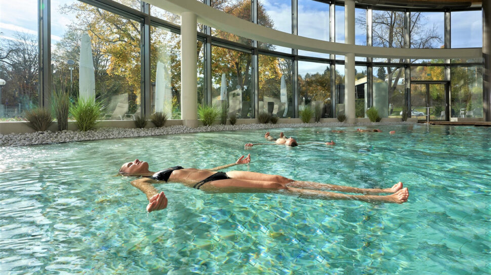 Drei Personen schweben in der Soletherme Bad Elster
