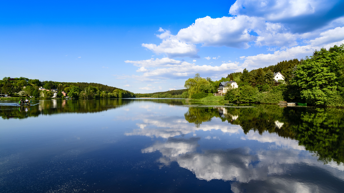 Ruhiges Wasser der Talsperre Pöhl bei Plauen