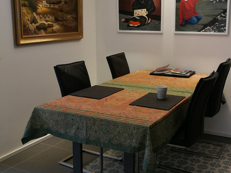 Esstisch für 4 Personen mit bunter Tischdecke