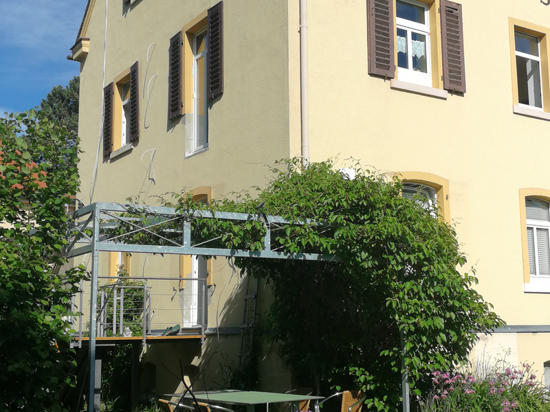 Außenansicht mit Sitzplatzbereich