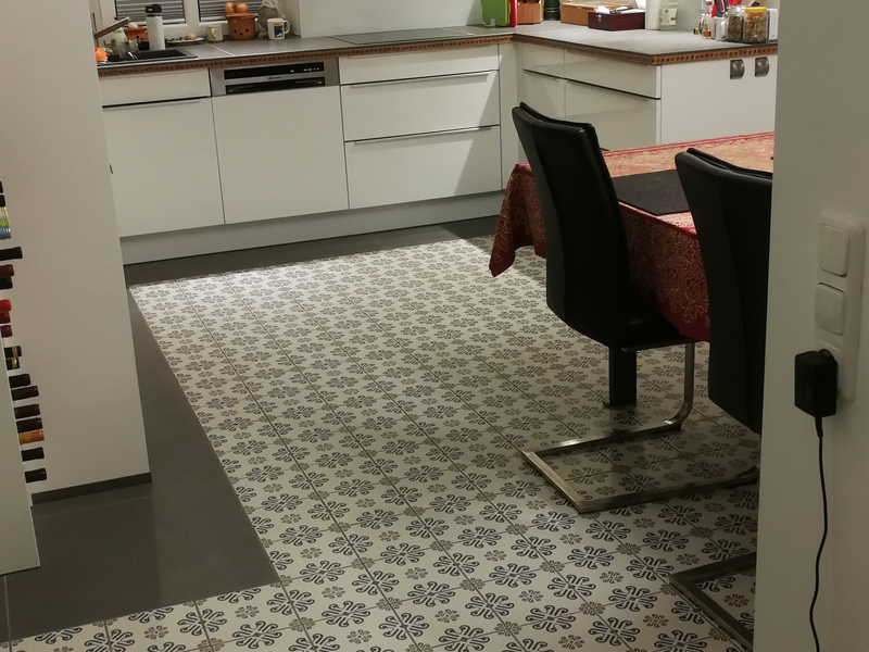 Blick auf den gefliesten Küchenboden