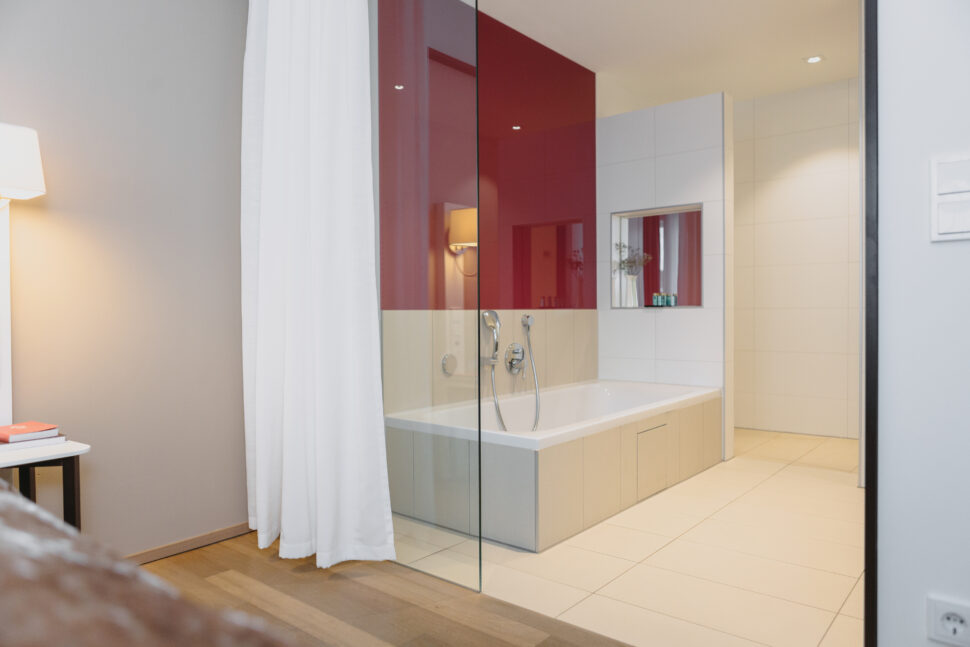 Hotel König Albert Blick vom Schlafzimmer ins Bad auf die Badewanne