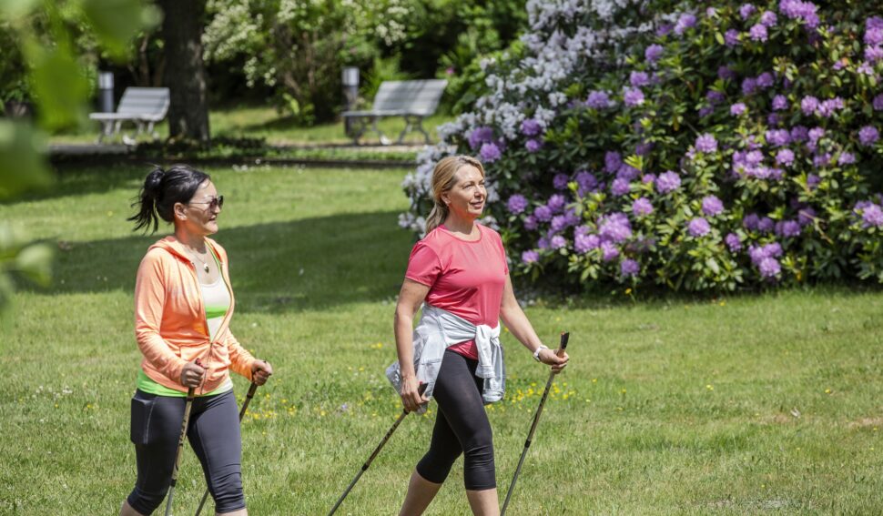Zwei Frauen beim Nordic-Walking im Kurpark