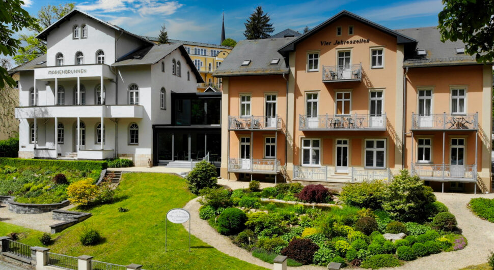 Außenansicht Marienbrunnen und Vierjahreszeiten