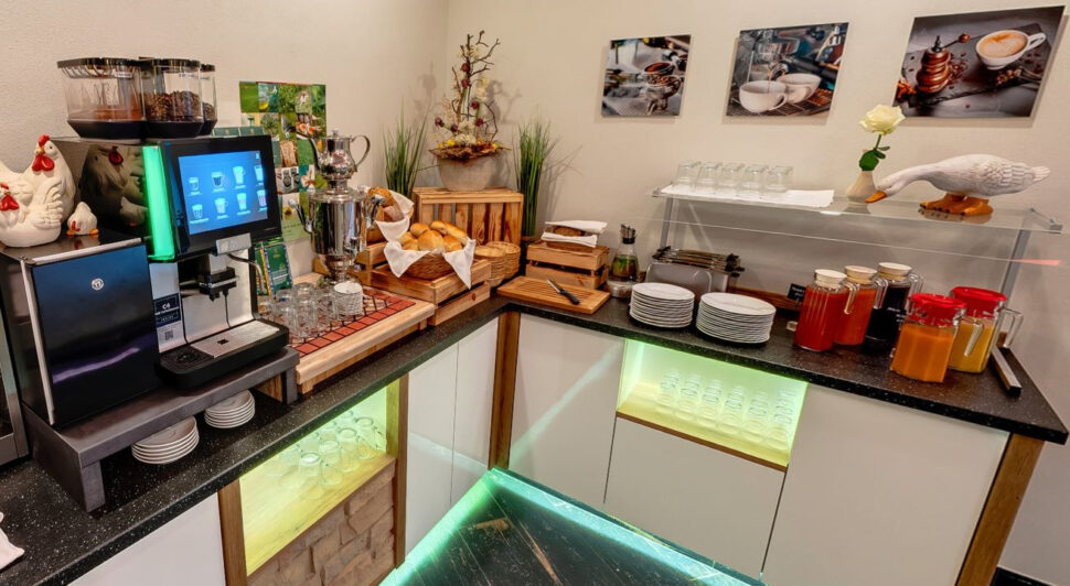 Frühstücks Buffet-Bereich des Hotels/Pension Vier Jahreszeiten mit Kaffee-, Brötchen- und Säfte-Auswahl