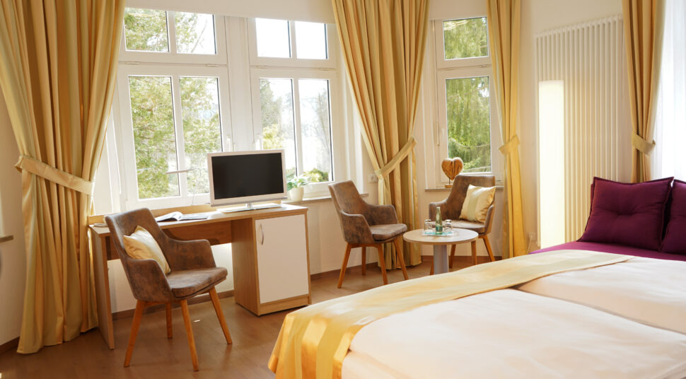 Parkhotel Helene Zimmerbeispielansicht mit Blick ins Grüne