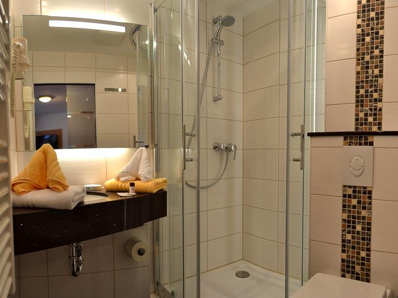 Badezimmer-Detailansicht mit Dusche und Waschbecken