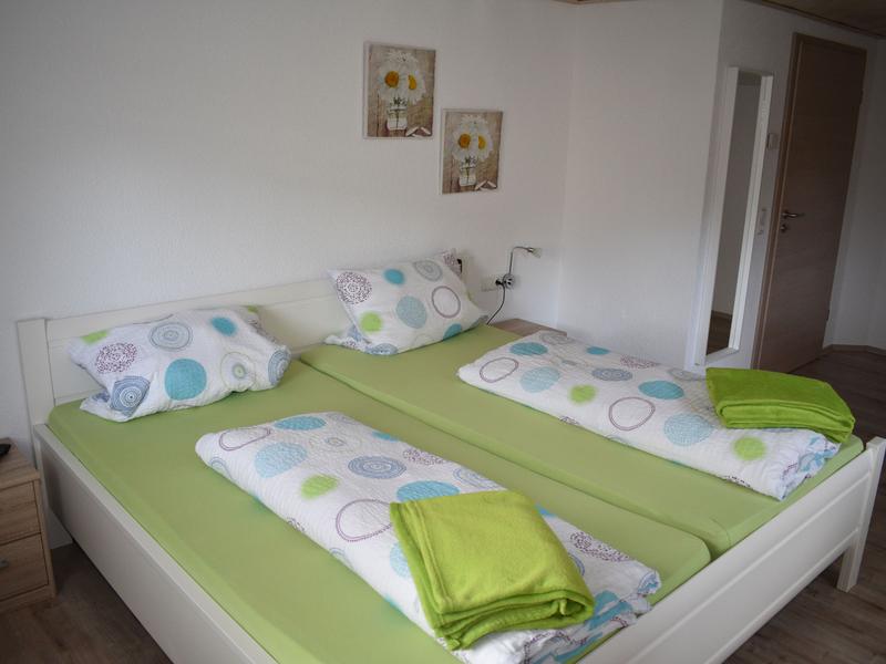 Barrierefreies Schlafzimmer mit Doppelbett