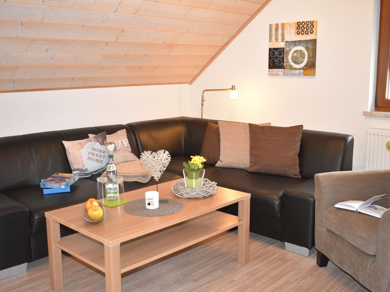 Couchecke mit Sessel unter einer Dachschrägen