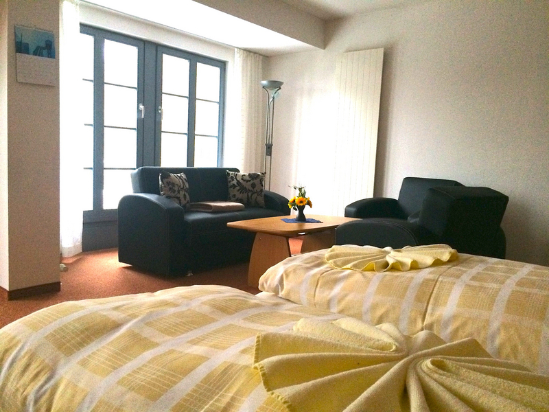 Doppelbett mit Couchsitzecke