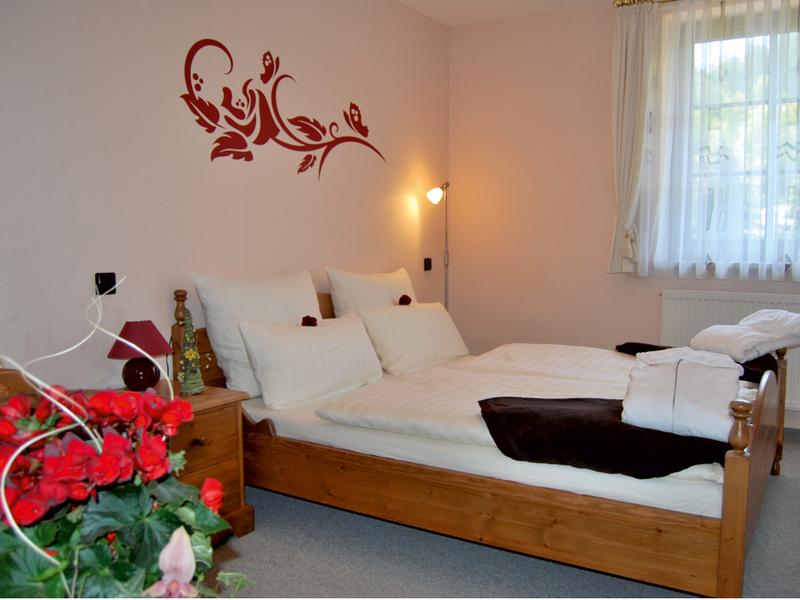 Hotel Garni "Obere Mühle" - Doppelbett mit Wandtattoo