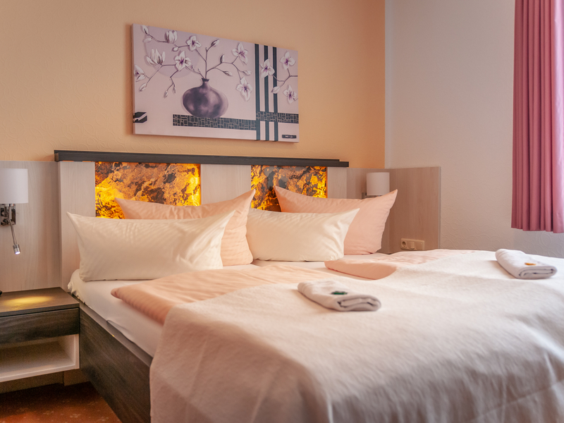 Goldener Anker Zimmer - Blick auf eine gemachtes Doppelbett