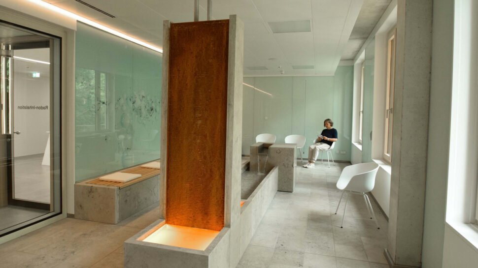 Eine Frau sitzt auf einem Stuhl im Radon-Therapiezentrum für Inhalation