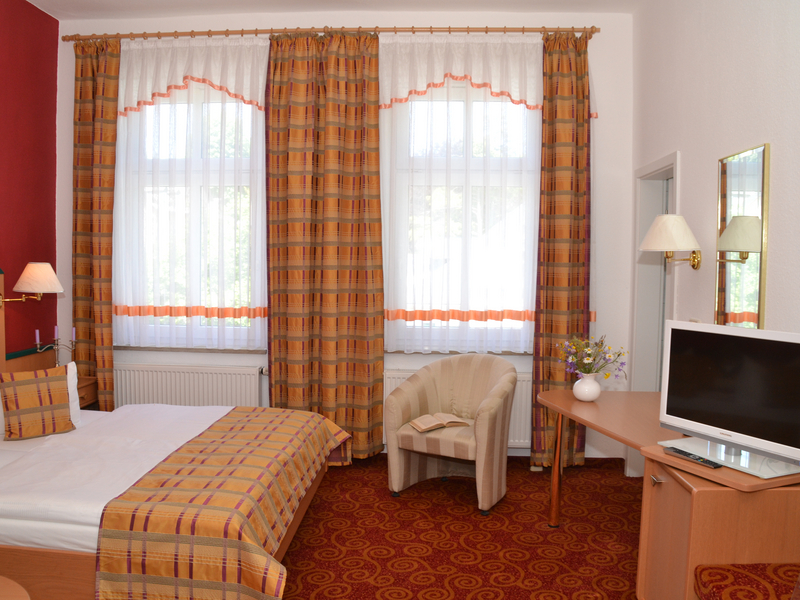 PARKHOTEL Helene Zimmerbeispiel mit Doppelbett und Schreibtisch