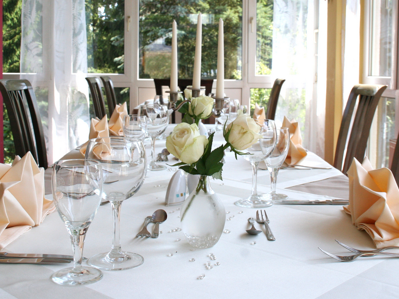 Parkhotel Helene gedeckter Tisch im Restaurant mit weißen Rosen