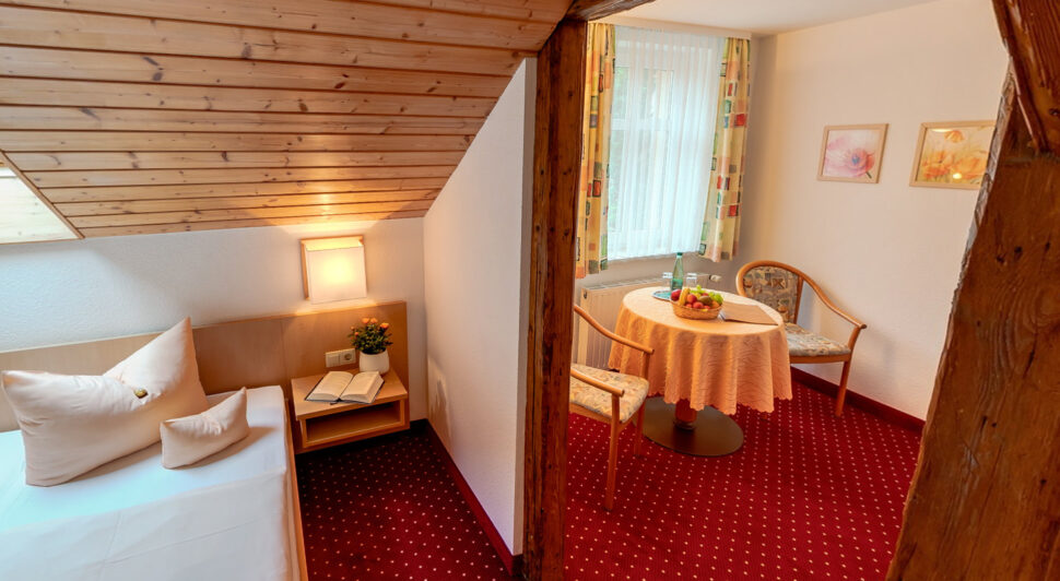 Detailansicht vom Zimmer mit Bett und Durchgang zur Sitzecke