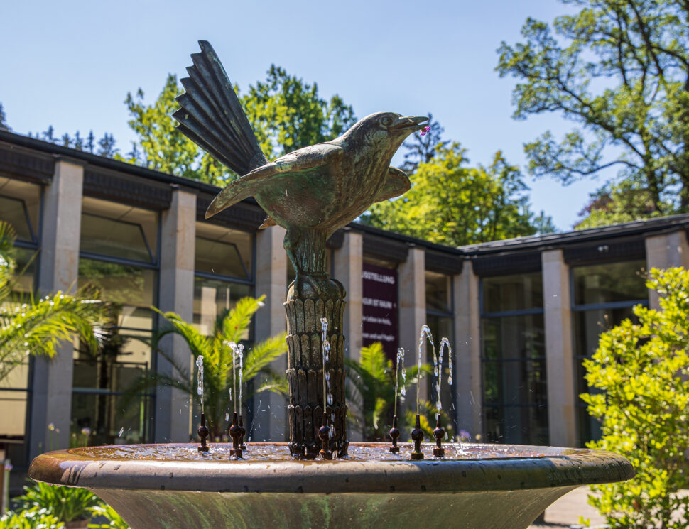 Vogelstatue vor dem Marienquellen-Haus