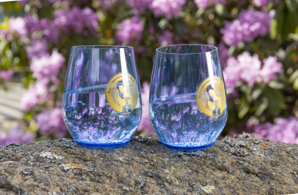 Zwei Radontherapie Gläser stehen auf einem Stein