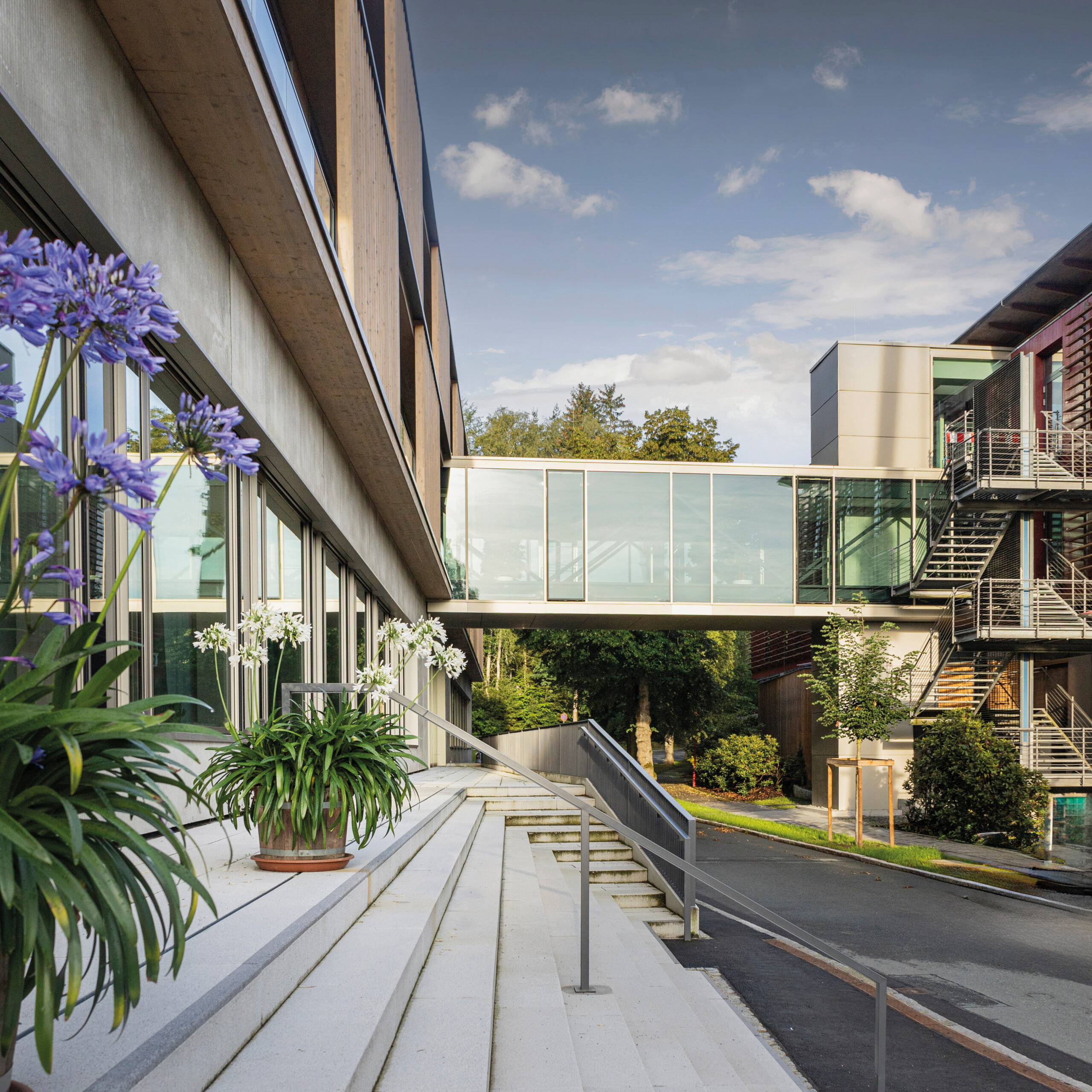 Radon-Therapiezentrum in Bad Brambach Fußgängerübergang über der Straße von einem zum anderen Gebäude